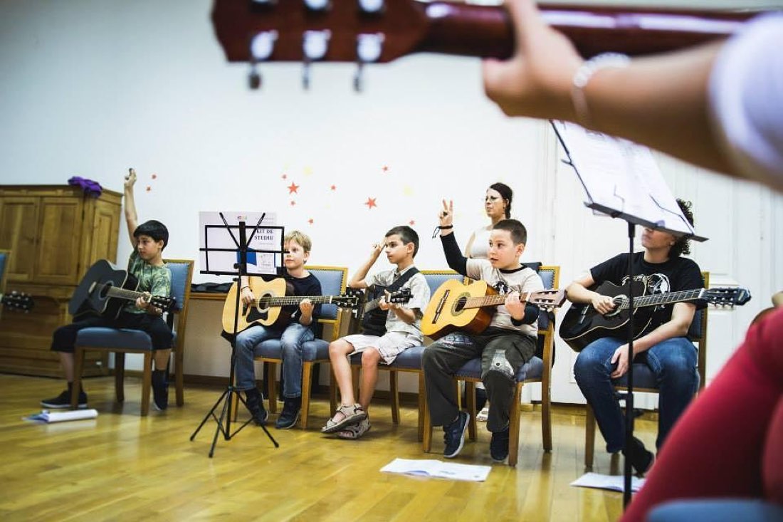 Copii la un atelier Pune Mâna pe Chitară